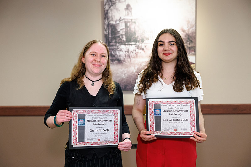 Reft and Fontes posing with their certificates.